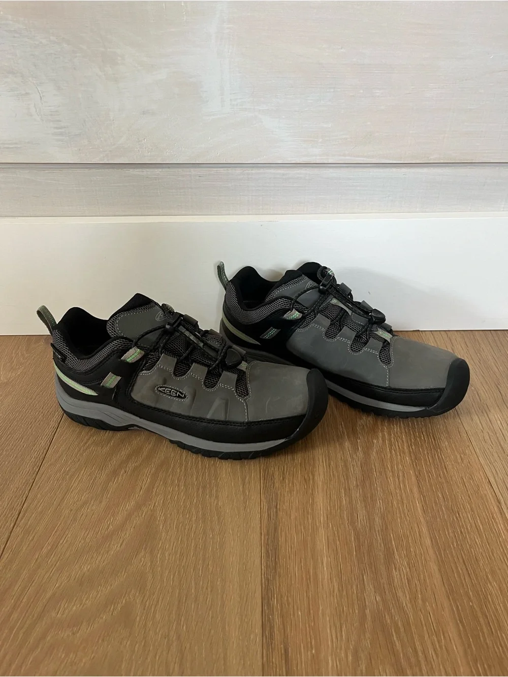 Keen Targhee Low WP big kids hiking waterproof shoes sneakers NWOT EU 37 US 5